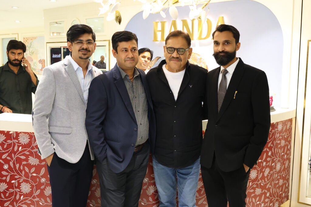 बॉलीवुड के मशहूर अभिनेता मुस्ताक खान पहुंचे दिल्ली के पटेल नगर स्थित ‘हांडा बंगल खरीदारी कर बोले – “ये तो सोने पर सुहागा है