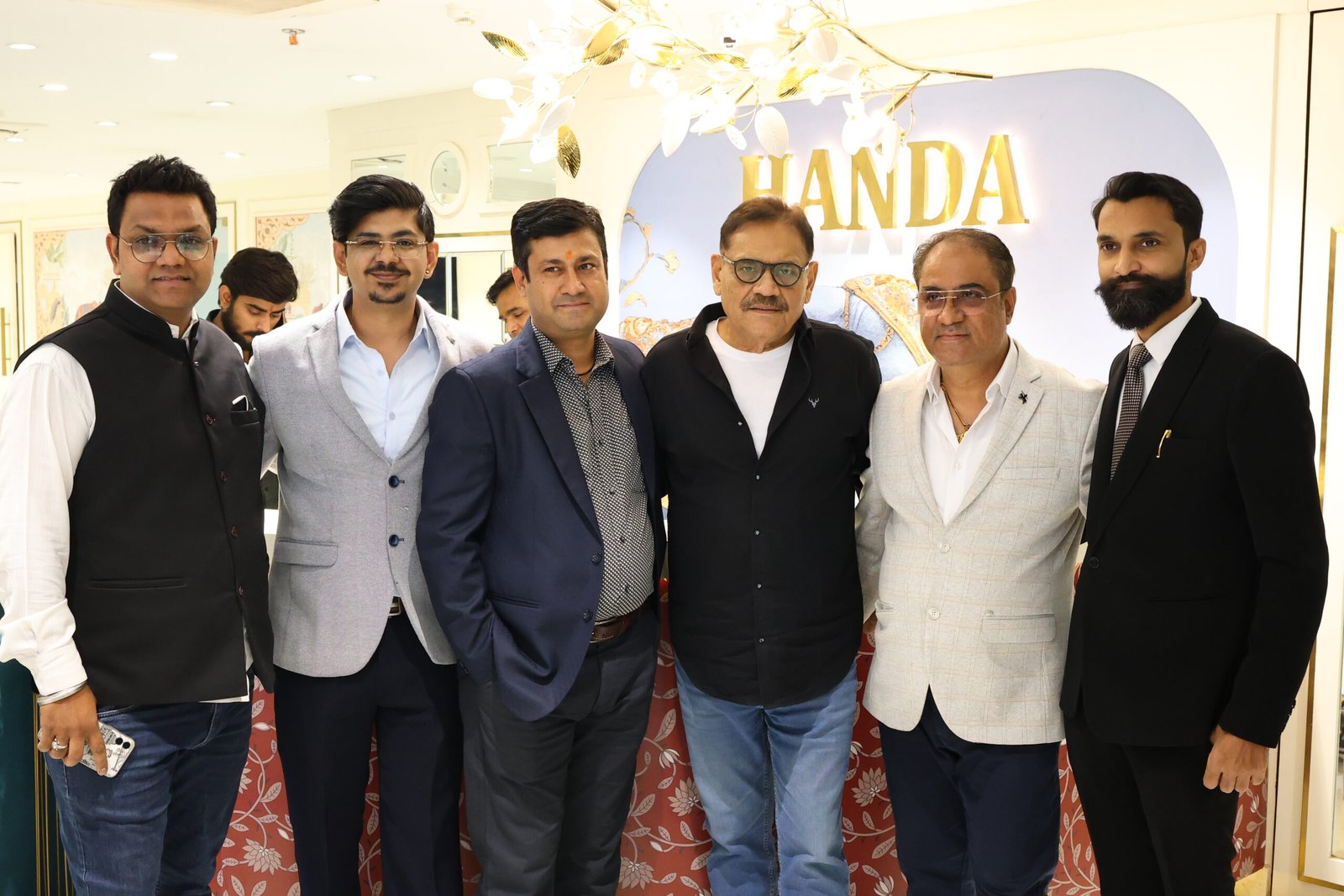 बॉलीवुड के मशहूर अभिनेता मुस्ताक खान पहुंचे दिल्ली के पटेल नगर स्थित ‘हांडा बंगल खरीदारी कर बोले – “ये तो सोने पर सुहागा है